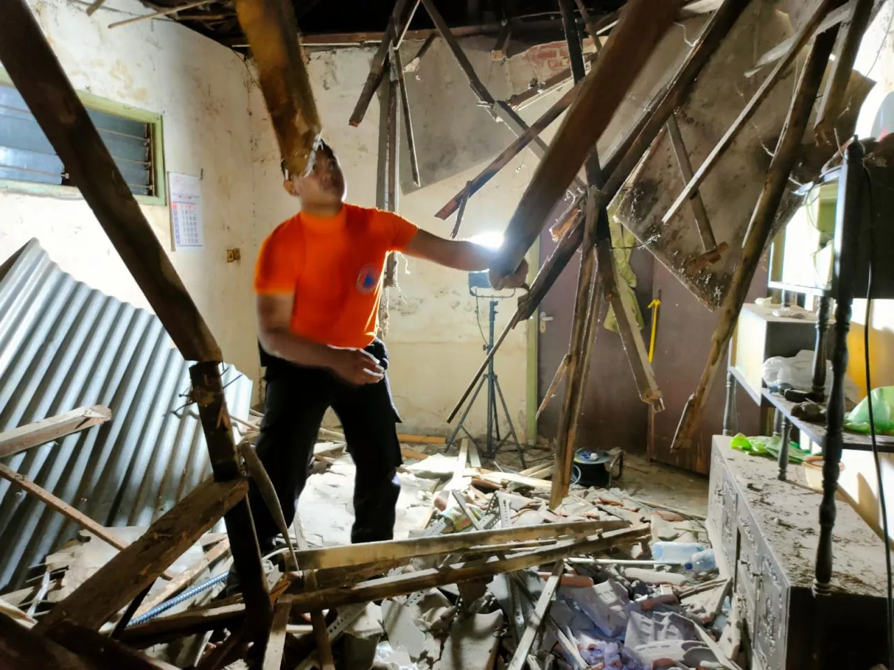 Atap Rumah Kos di Tambaksari Surabaya Ambrol Diguyur Hujan Deras