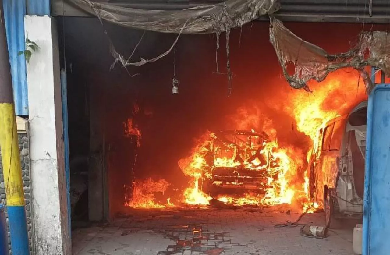 Kebakaran Bengkel di Surabaya, 3 Mobil Hangus