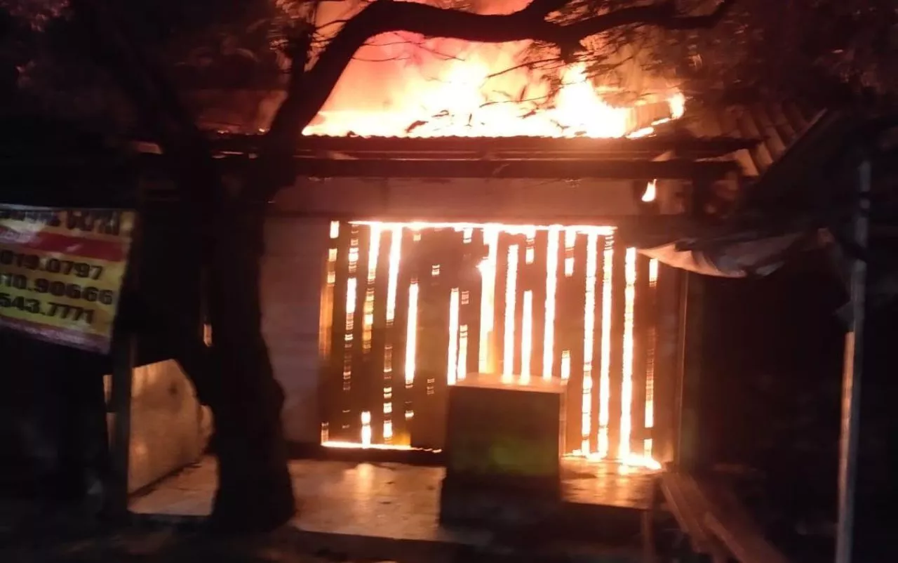 Warung Pecel di Surabaya Terbakar, 10 Unit PMK Dikerahkan