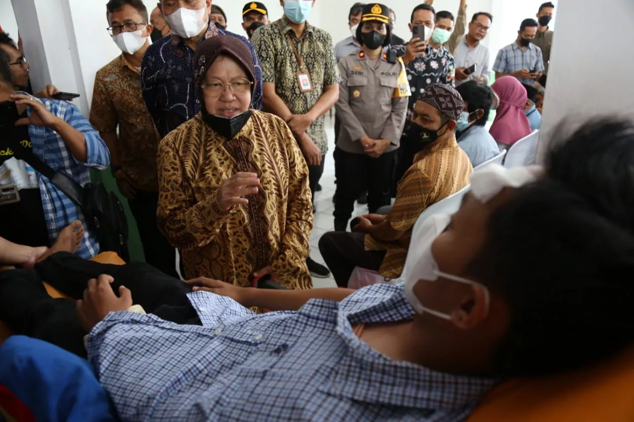 Mensos Risma Serahkan Santunan Korban Tragedi Kanjuruhan di Blitar & Tulungagung