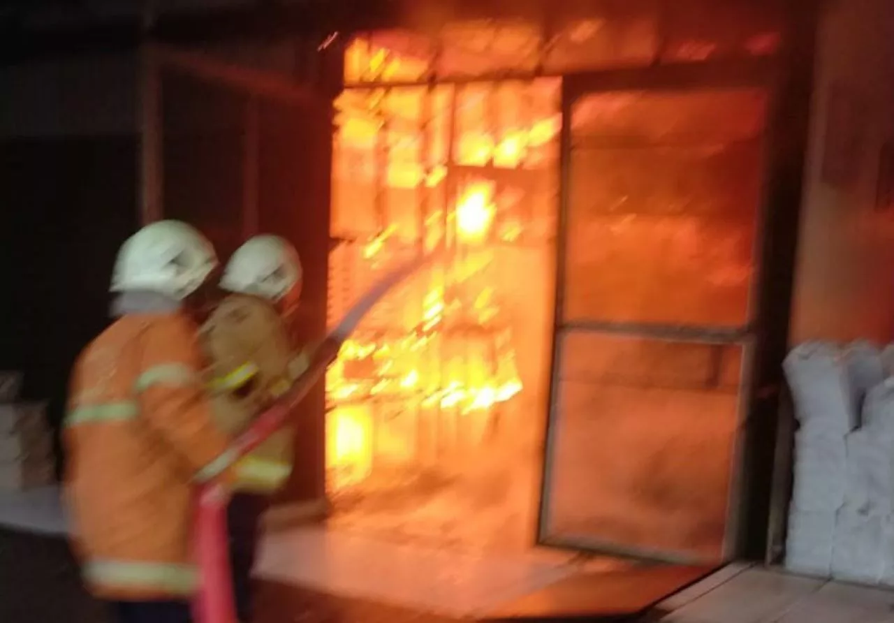 Rumah Produksi Roti di Surabaya Terbakar, 17 Unit PMK Dikerahkan