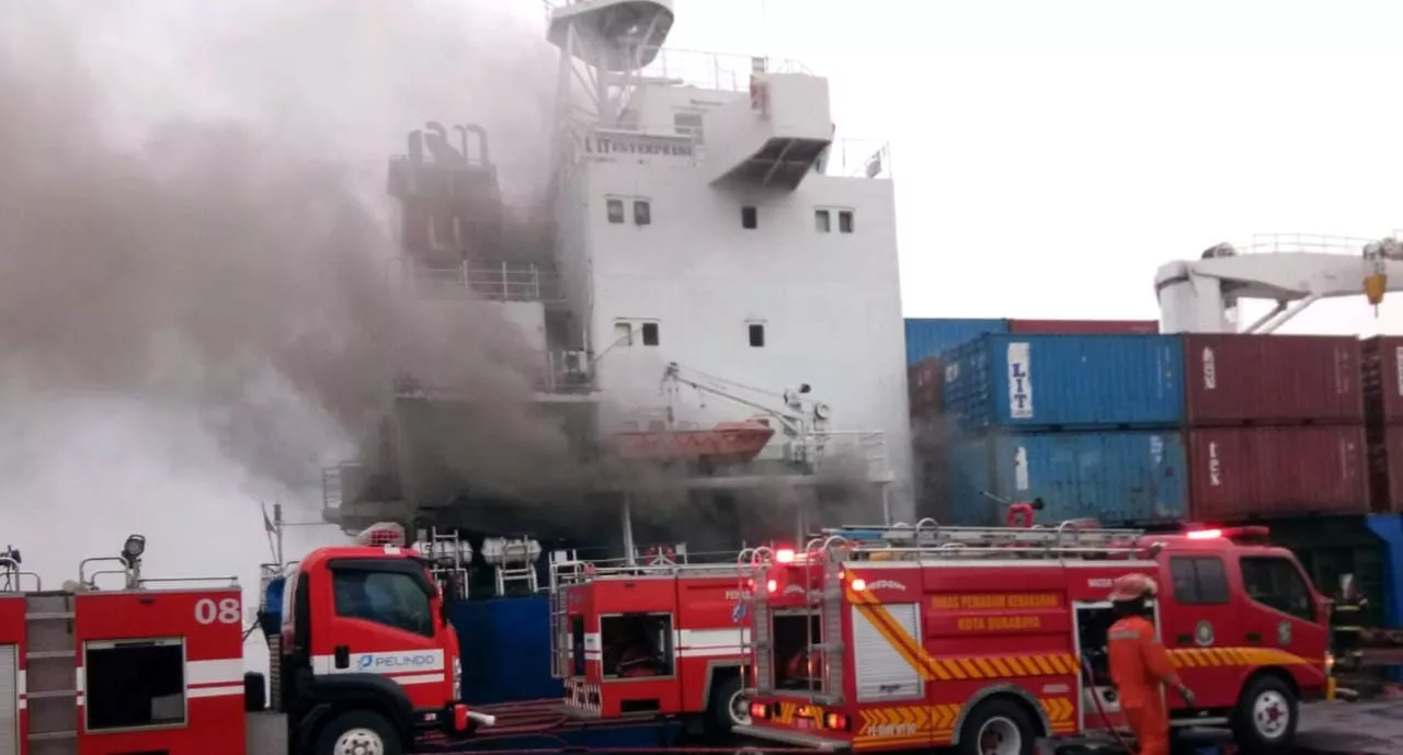 Kapal Kargo Terbakar di Pelabuhan Tanjung Perak, Satu Petugas Damkar Terluka