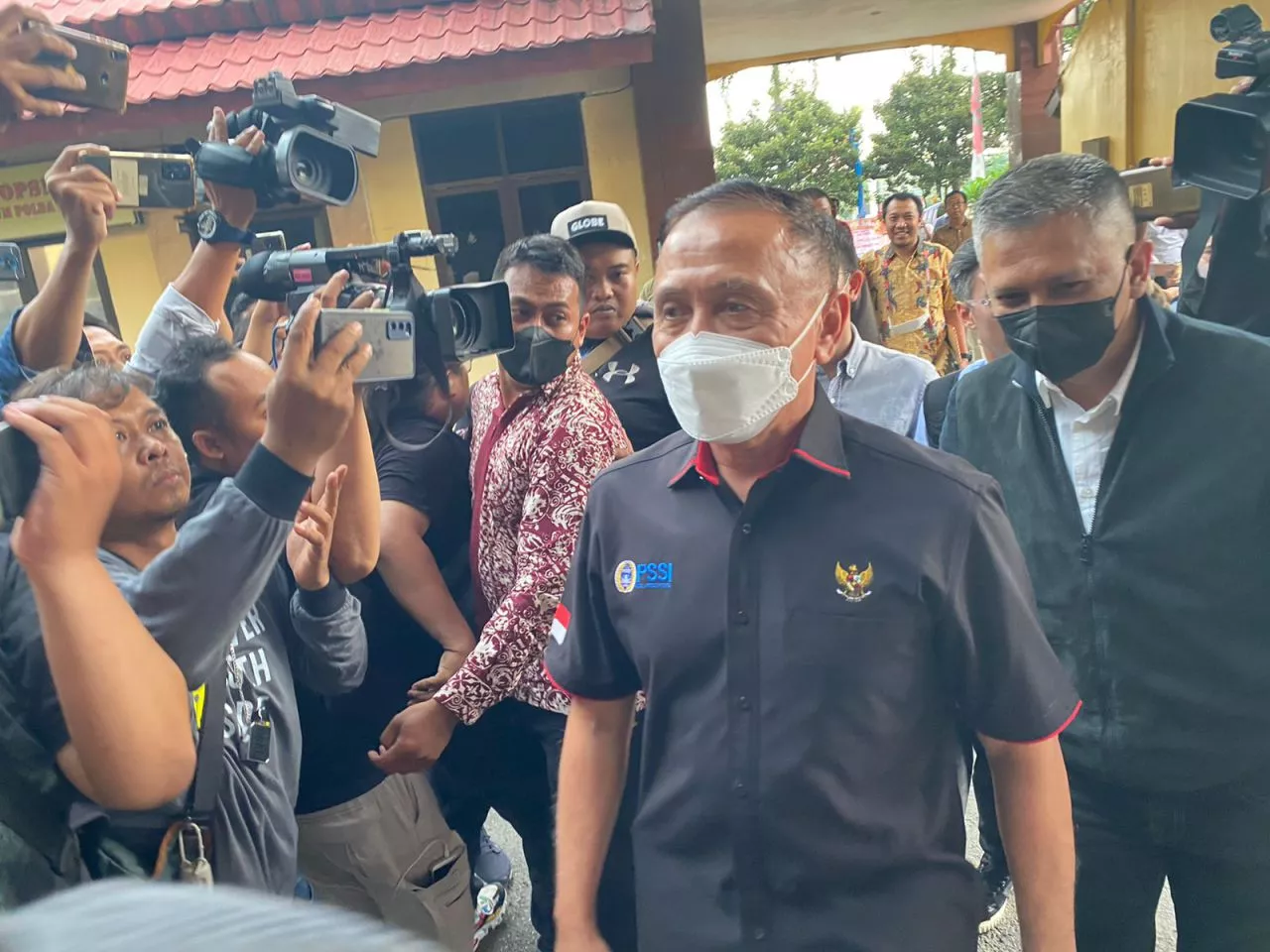 Diperiksa Polda Terkait Tragedi Kanjuruhan, Ketua PSSI Iwan Bule: Ngikuti Aja