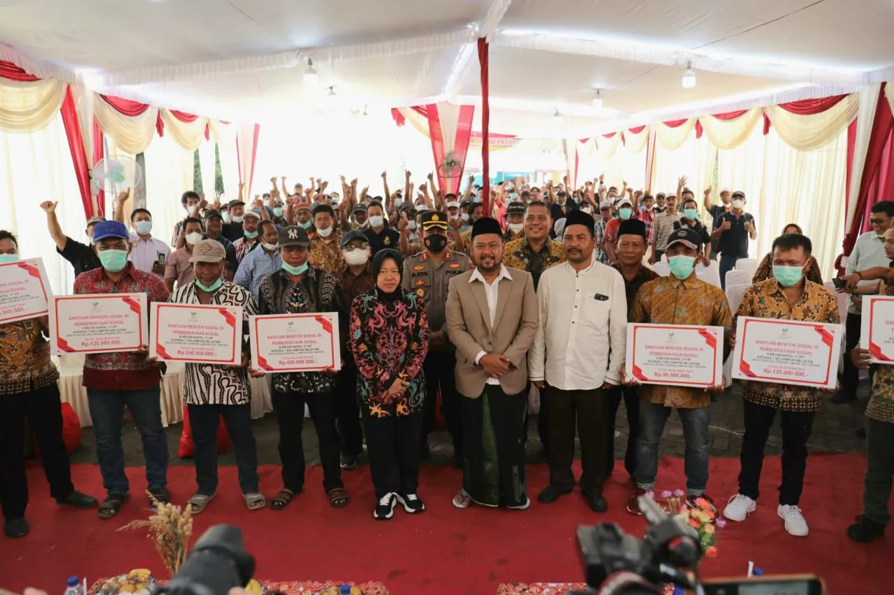 Serahkan Bantuan Mesin Perahu, Mensos Risma Beri Motivasi Nelayan di Gresik