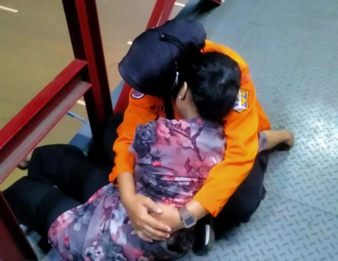 Wanita di Surabaya ini Nyaris Bunuh Diri Loncat dari Jembatan Penyeberangan