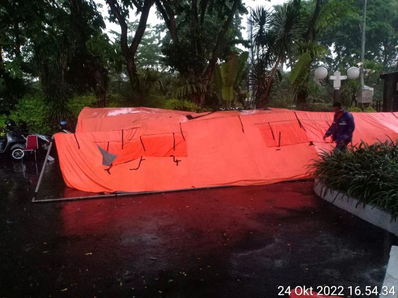 Diterjang Hujan Angin, Posko Peduli Bencana Pemkot Surabaya Ambruk