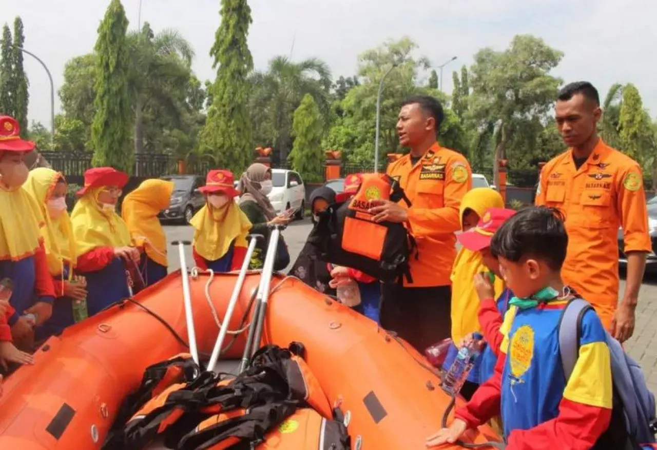 Serunya Siswa Sekolah Kreatif Belajar Kebencanaan di Kantor SAR Surabaya