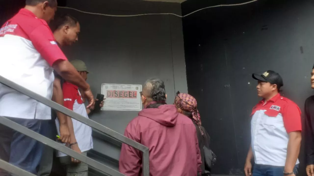 Rumah Karaoke di Kota Probolinggo Disegel, Pemilik Melawan