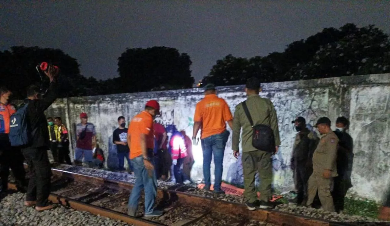 Nekat Menyeberang Perlintasan, Bocah 11 Tahun di Surabaya Tewas Tersambar KA