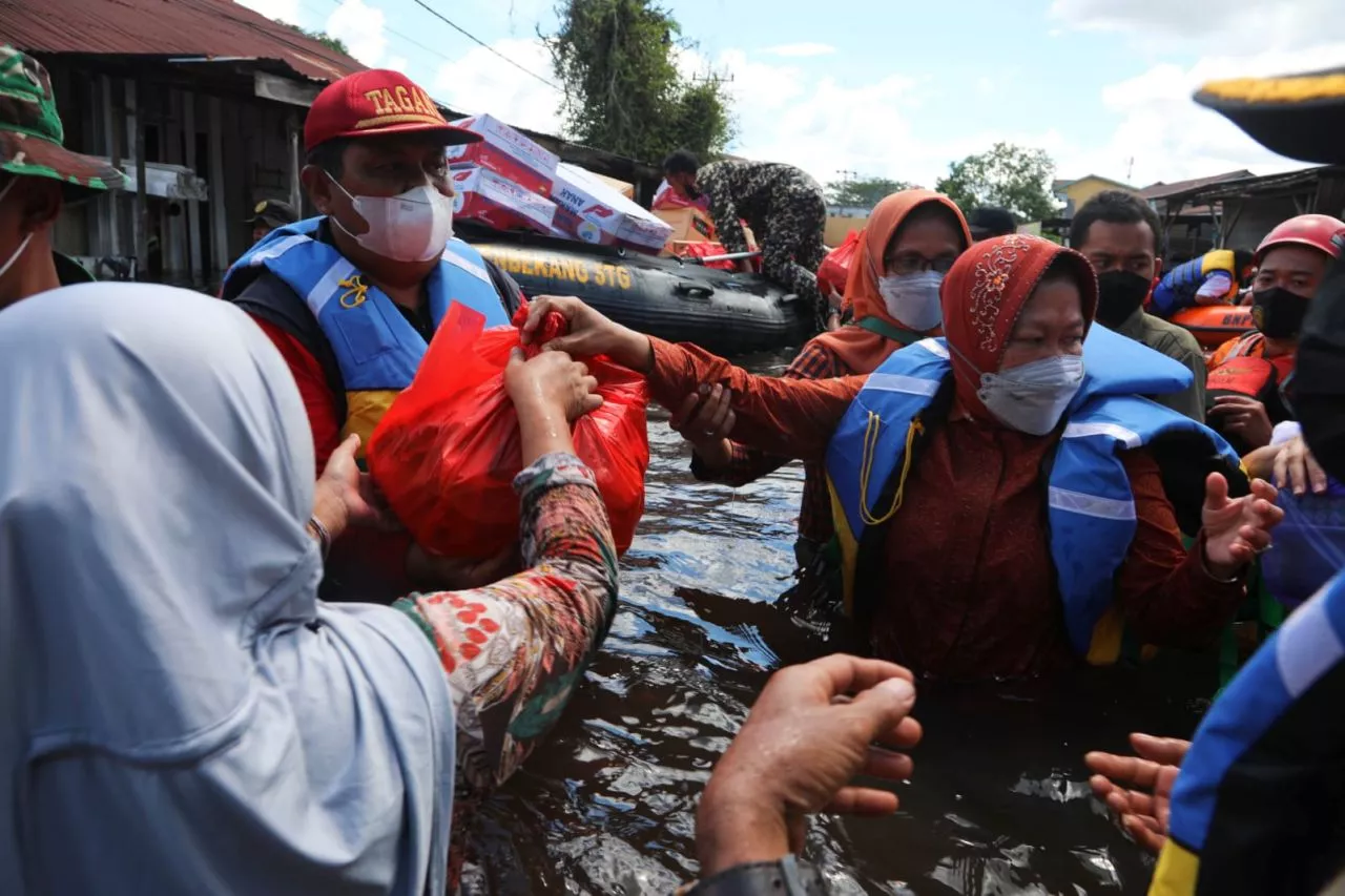 Berjibaku dengan Banjir saat Salurkan Bantuan, Mensos Risma Tuai Banyak Pujian