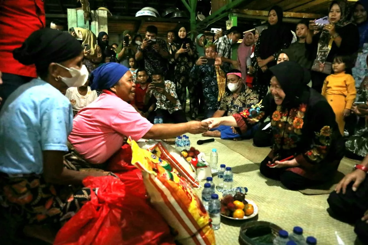 Bawa Kabar Gembira, Mensos Risma Kunjungi Kawasan Adat Suku Talang Mamak