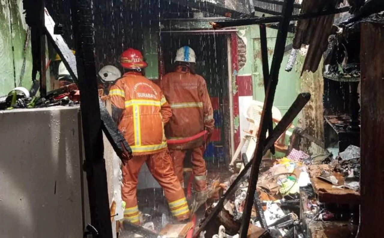 Rumah di Jalan Lawang Seketeng Surabaya Terbakar, 12 Unit Damkar Dikerahkan