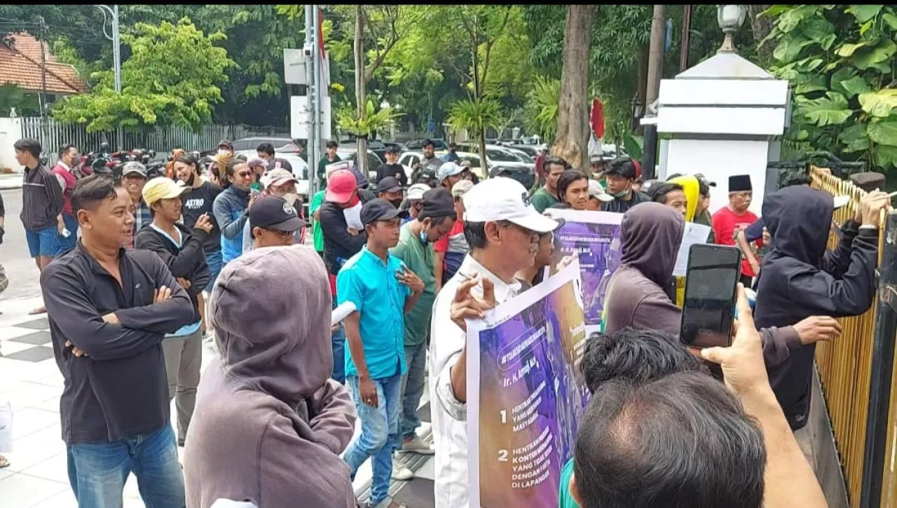 Kerap Sidak Proyek untuk Konten Medsos, Wakil Wali Kota Surabaya Didemo