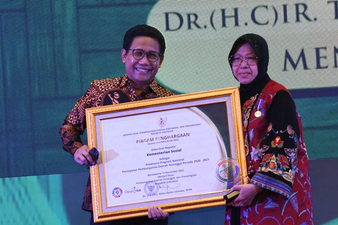 Kerja Keras untuk Daerah Tertinggal, Mensos Risma Diganjar Penghargaan Kemendes