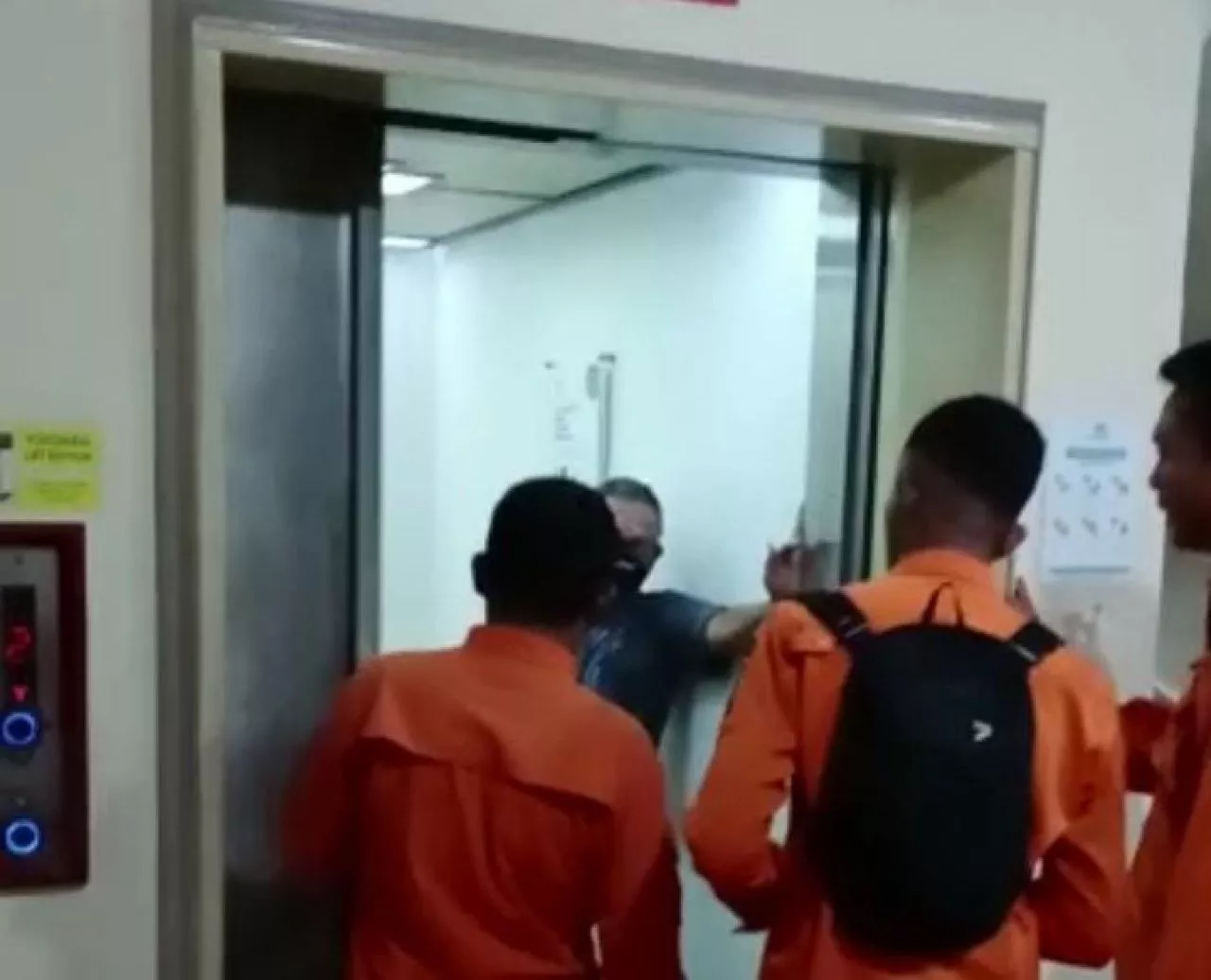 Dua Pasien Terjebak Lift di Klinik Mata Surabaya