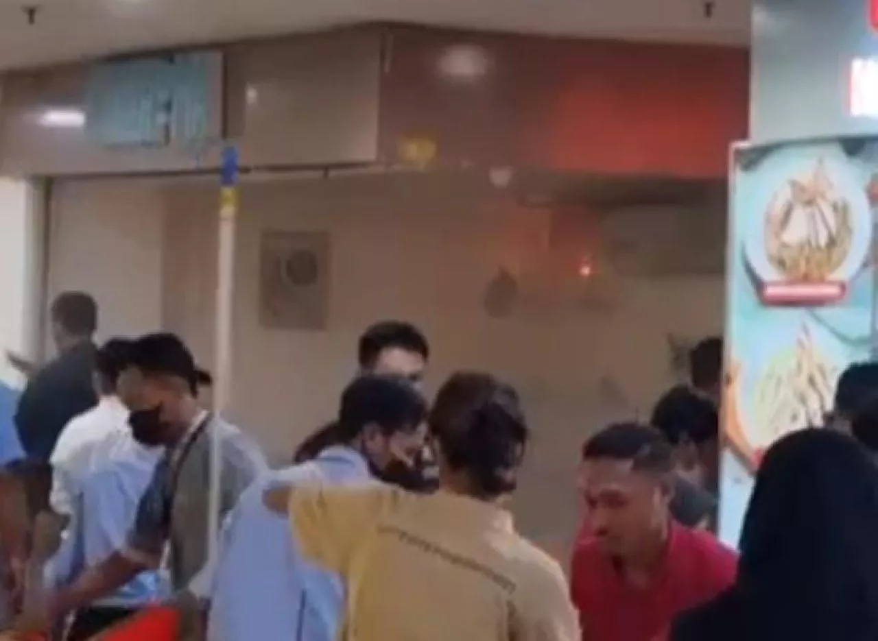 Gerai Makanan di Food Court PTC Surabaya Terbakar, Diduga Akibat Korsleting