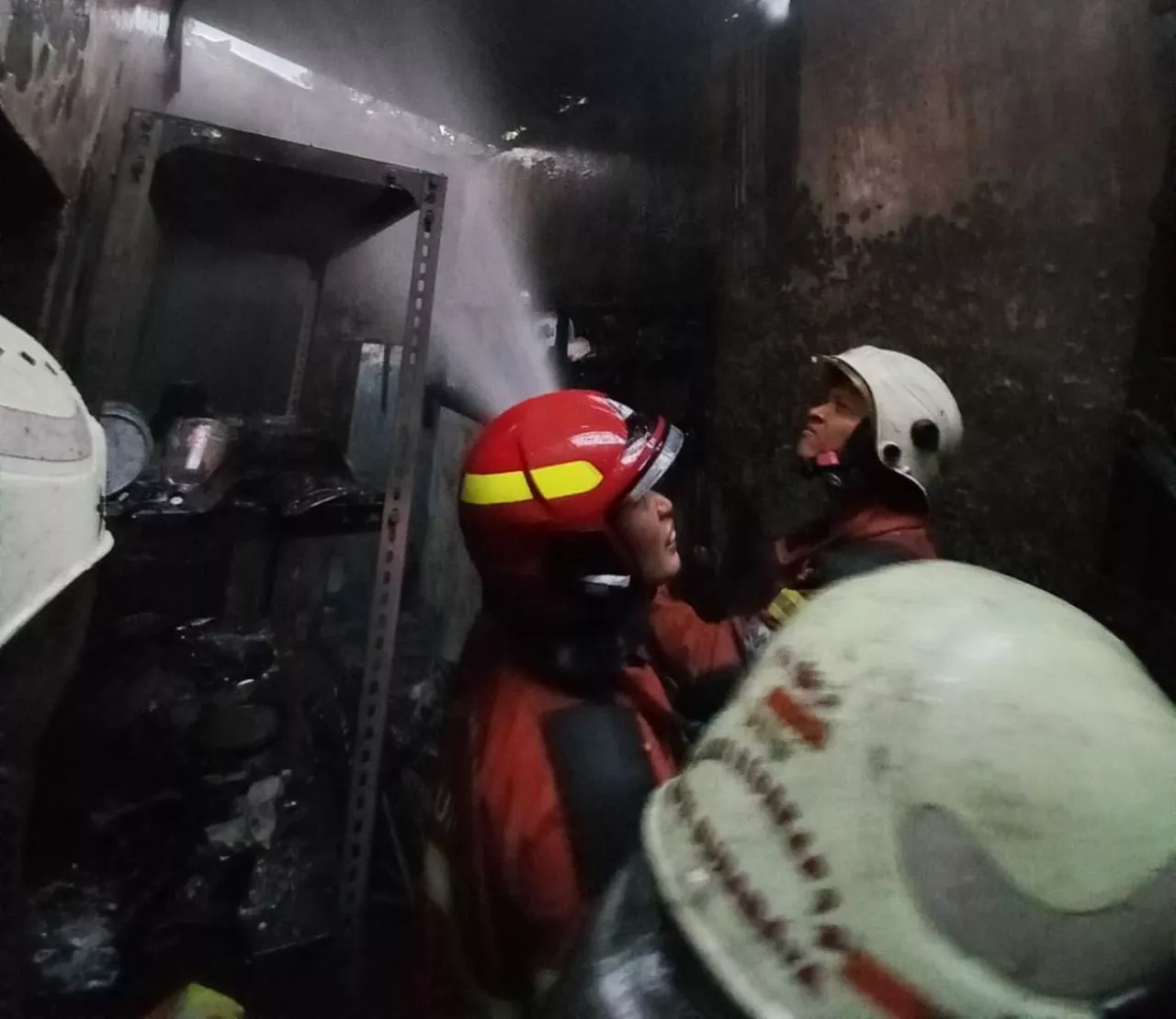 Kebakaran Rumah di Surabaya, Pemilik Terjebak di Kamar Mandi