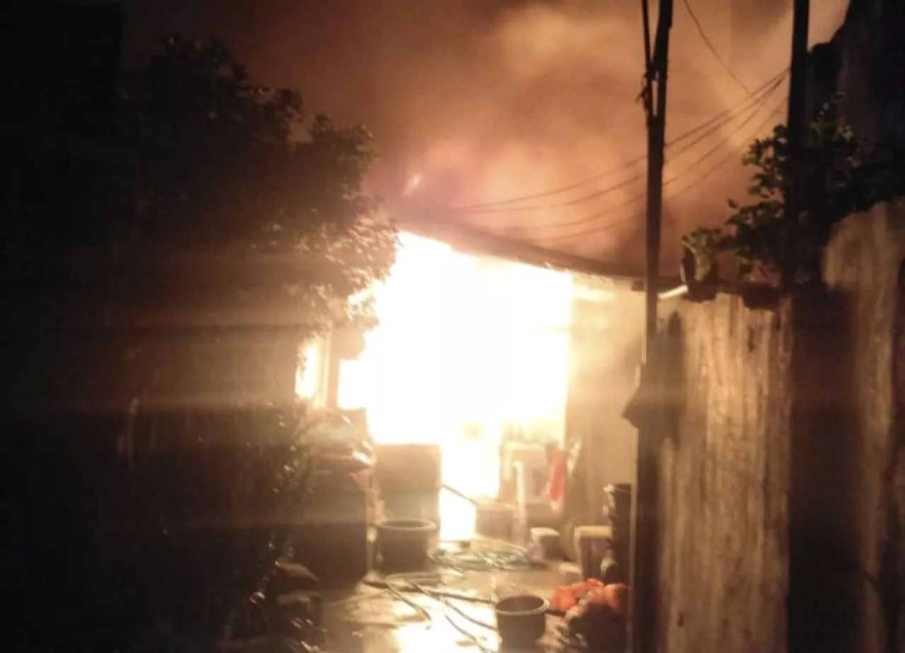 Kebakaran di Kawasan Padat Penduduk Surabaya Hanguskan 10 Rumah, 2 Orang Terluka