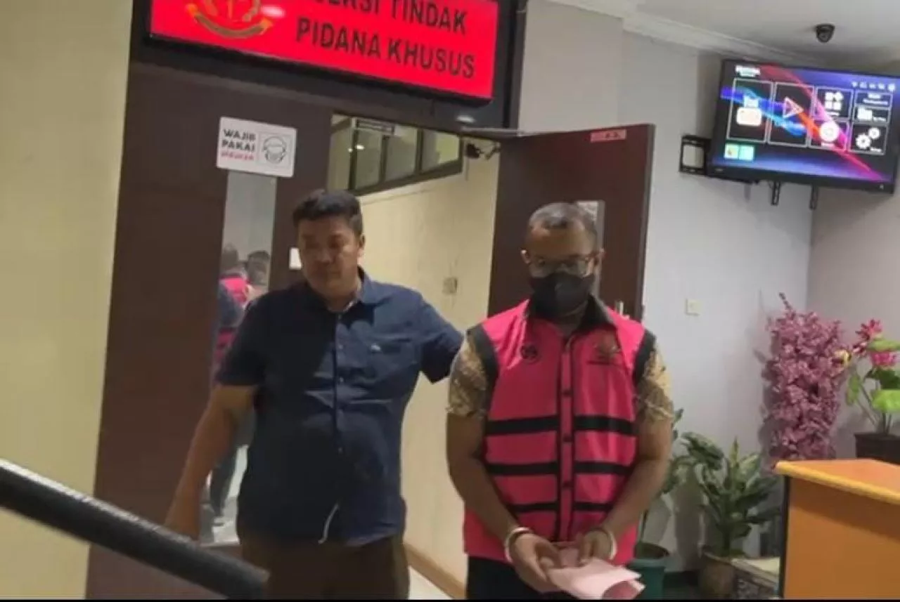 Kejari Tahan Oknum Dinkopdag Surabaya Terkait Perizinan Minuman Beralkohol
