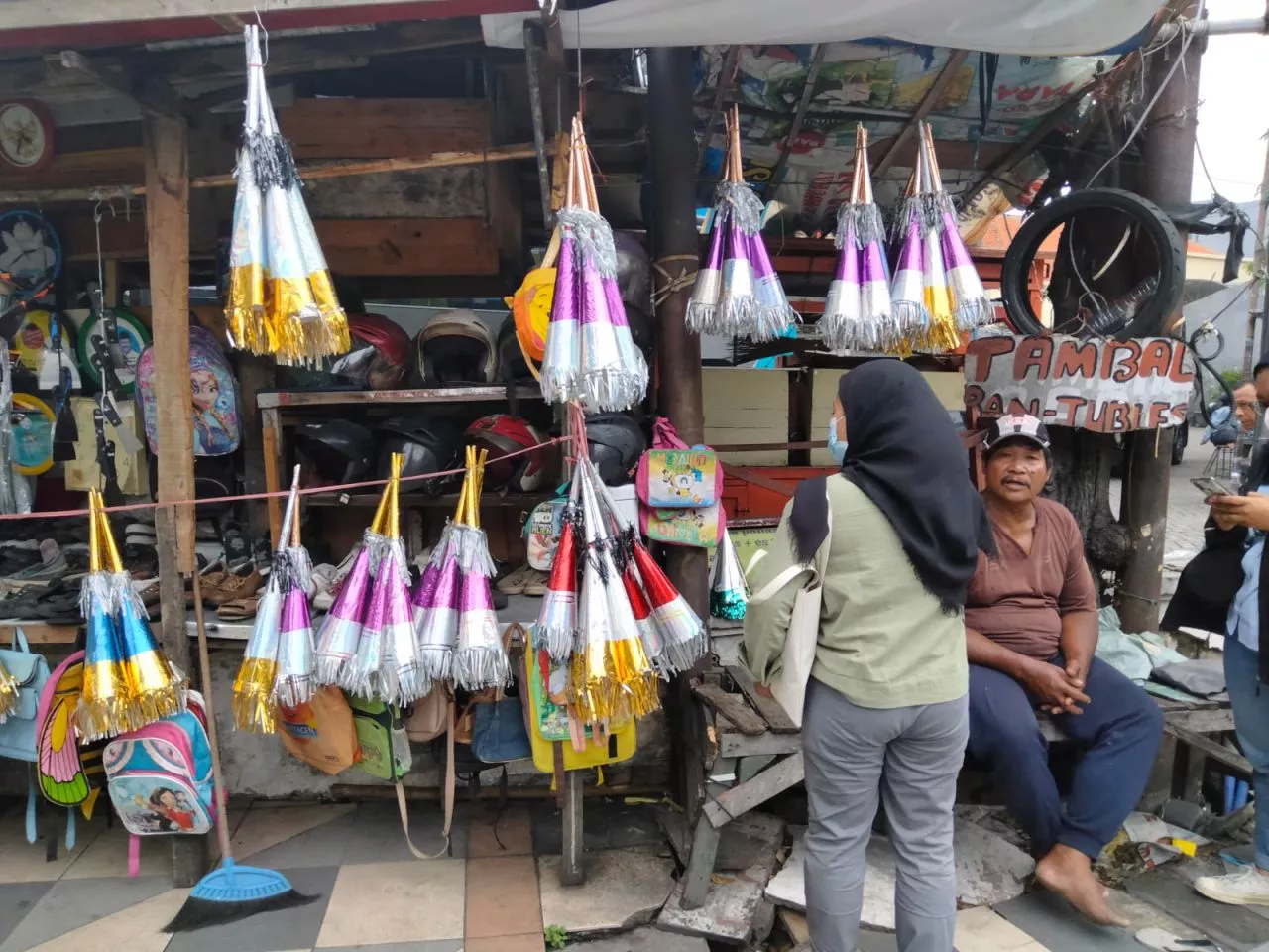 Meski Dilarang, Pedagang Terompet Tiup Mulai Bemunculan di Surabaya