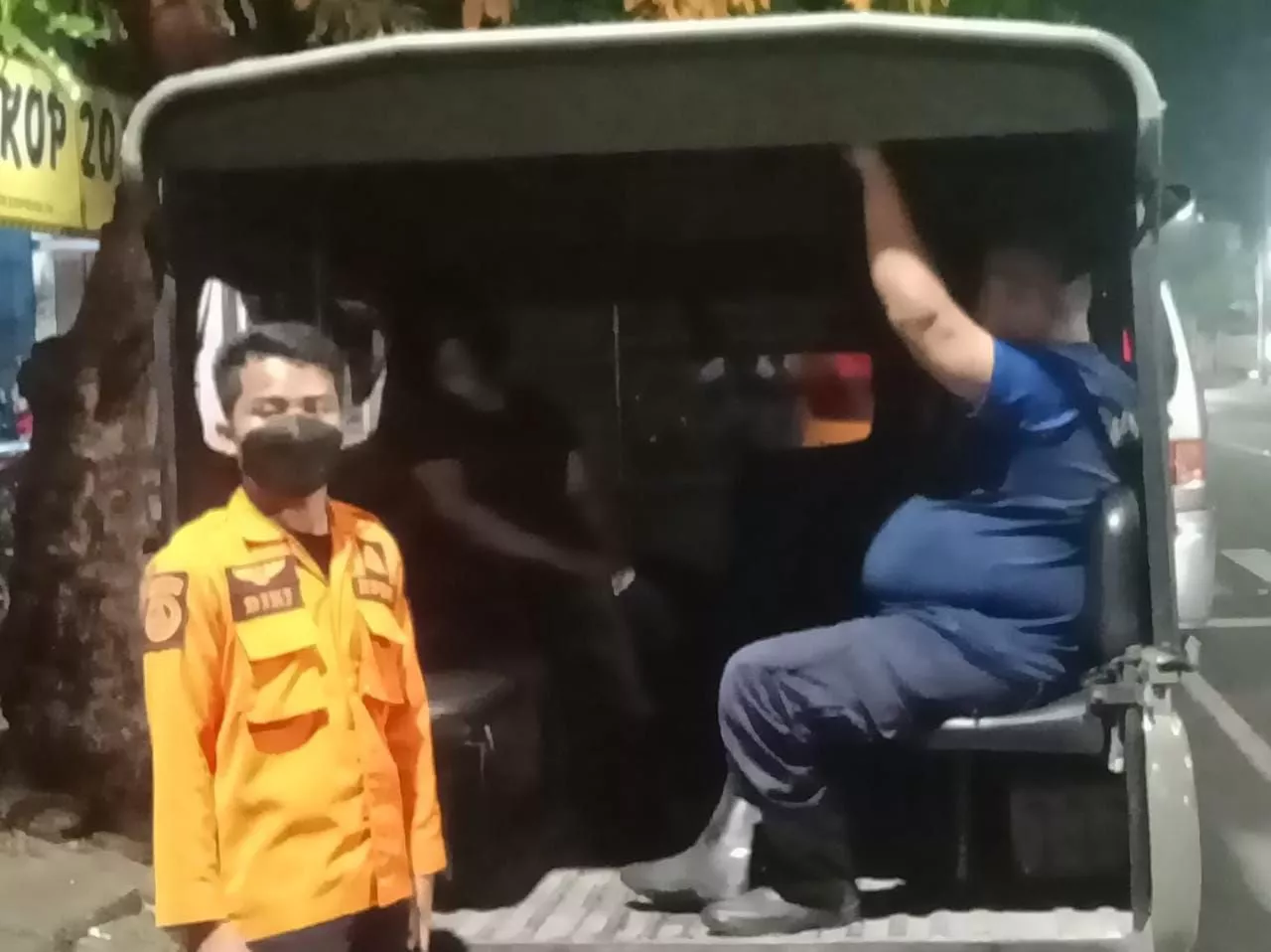 Wanita di Surabaya ini Nyaris Menabrakkan Diri ke Kendaraan, Ini Penyebabnya