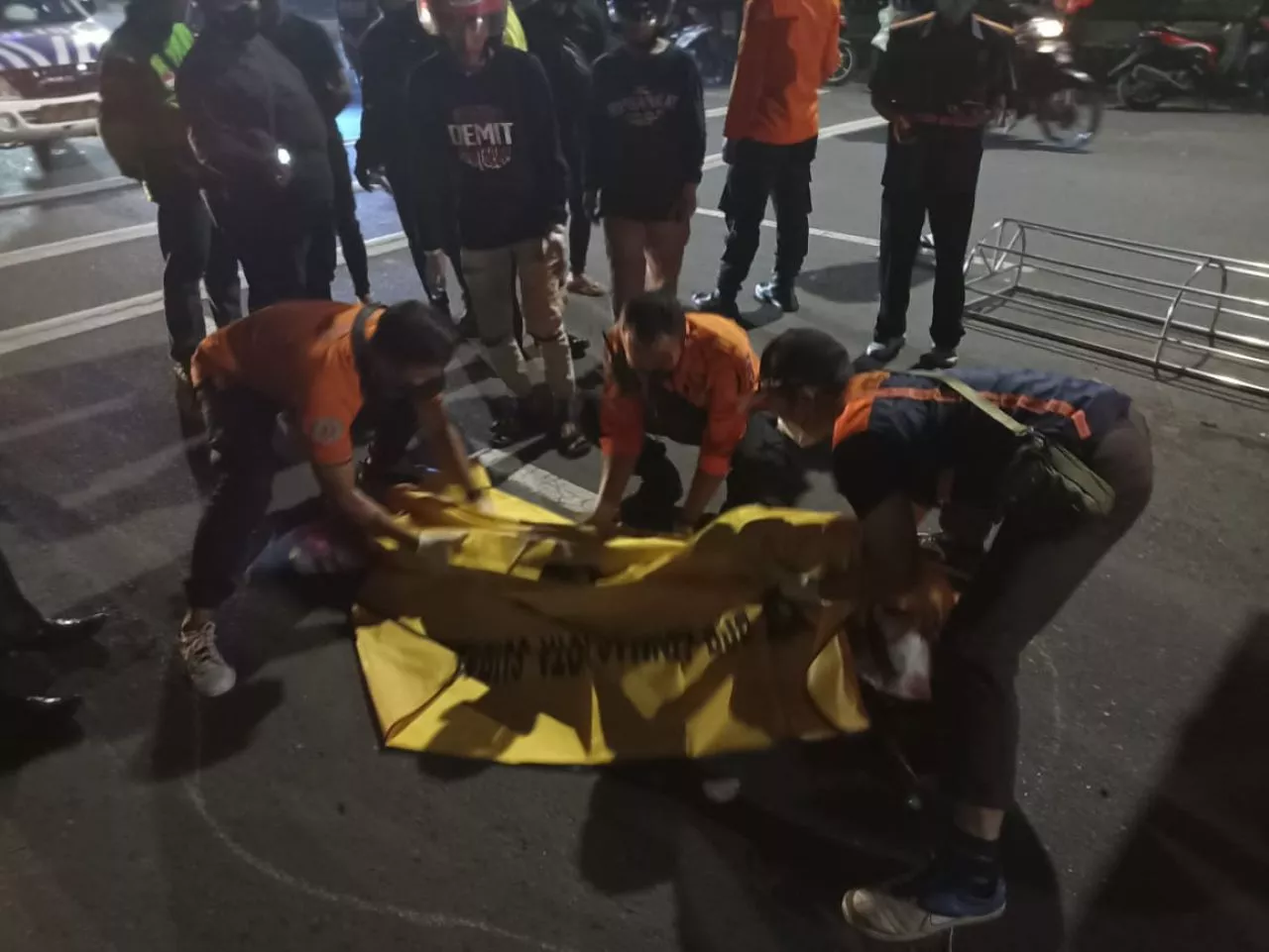 Pengendara Suzuki Satria Tewas Setelah Menabrak Pembatas Jalan di Surabaya