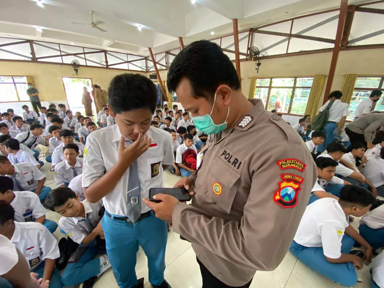 Persempit Gerak Gangster di Surabaya, Polisi Gelar Razia HP Pelajar
