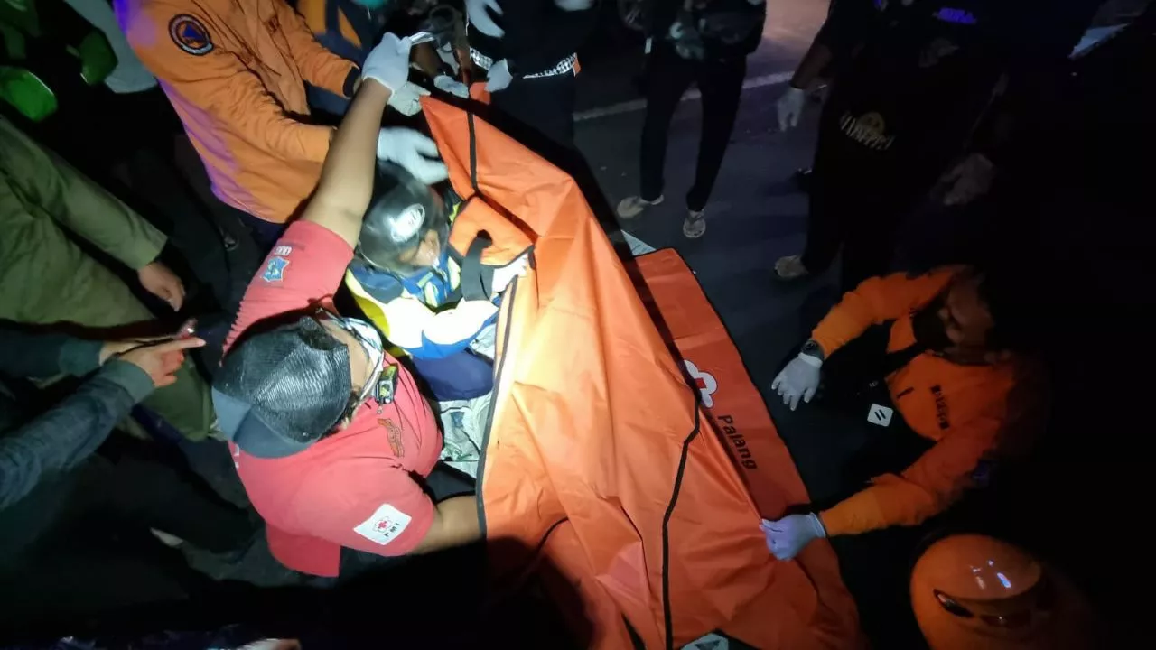 Kendarai Motor Tanpa Helm, Bocah 13 Tahun di Surabaya Tewas Usai Tabrak Pohon