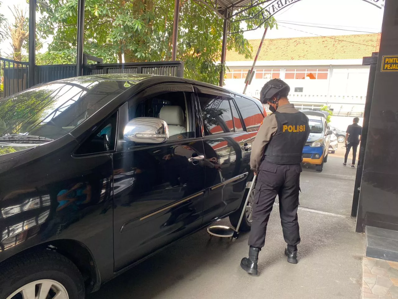 Polrestabes Surabaya Perketat Penjagaan Pascaperistiwa Bom di Astana Anyar