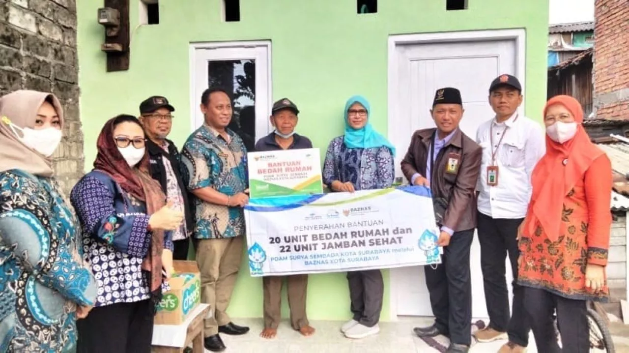 Dukung Pemkot, PDAM Surabaya Bantu Bedah Rumah Warga dan Jamban Sehat