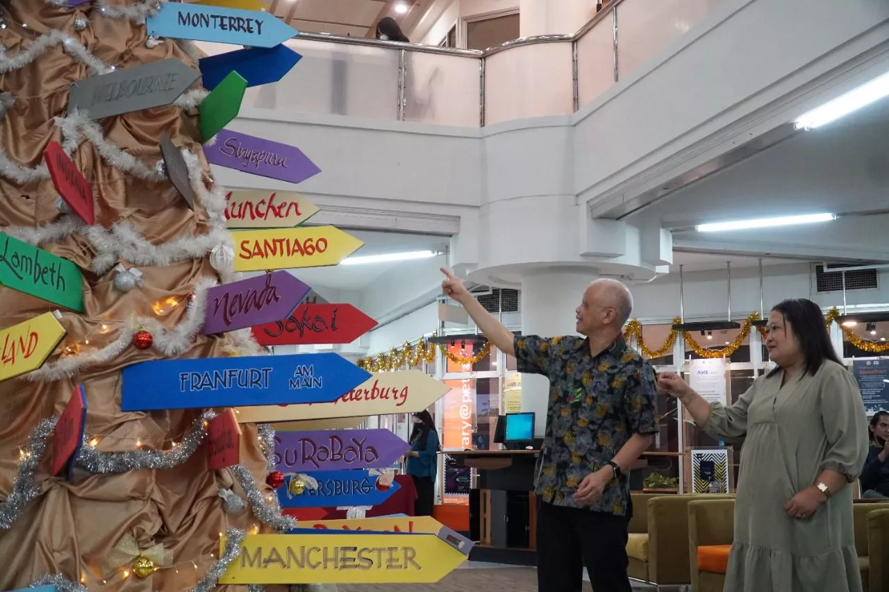 UK Petra Surabaya Pamerkan Pohon Natal Setinggi 7 Meter Bertema Lintas Dunia