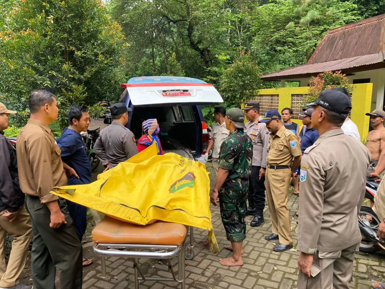 Wisatawan Asal Surabaya Tewas Tertimpa Longsoran Batu di Air Terjun Madakaripura