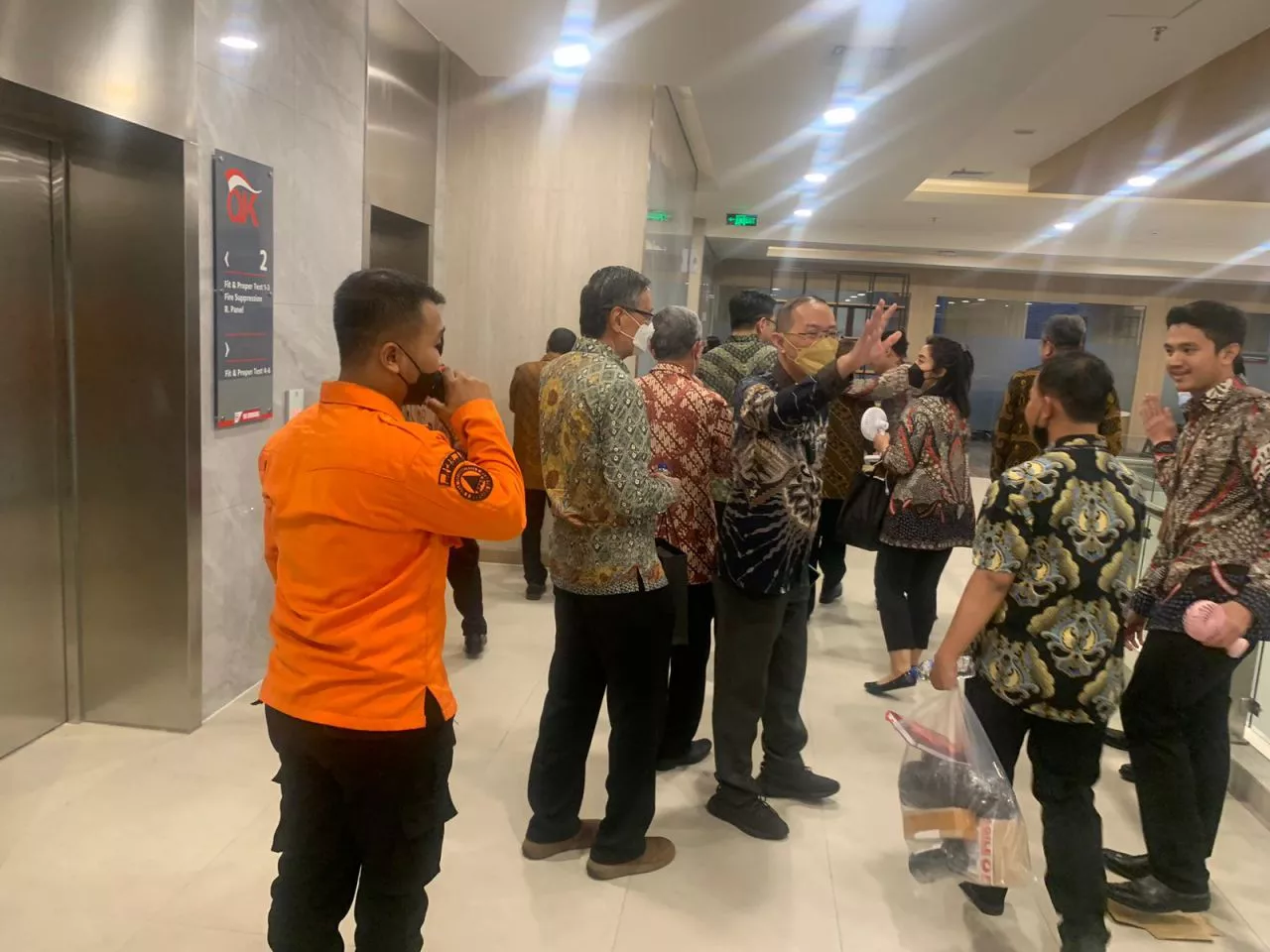 Lift Gedung OJK Surabaya Macet, 13 Orang Terjebak
