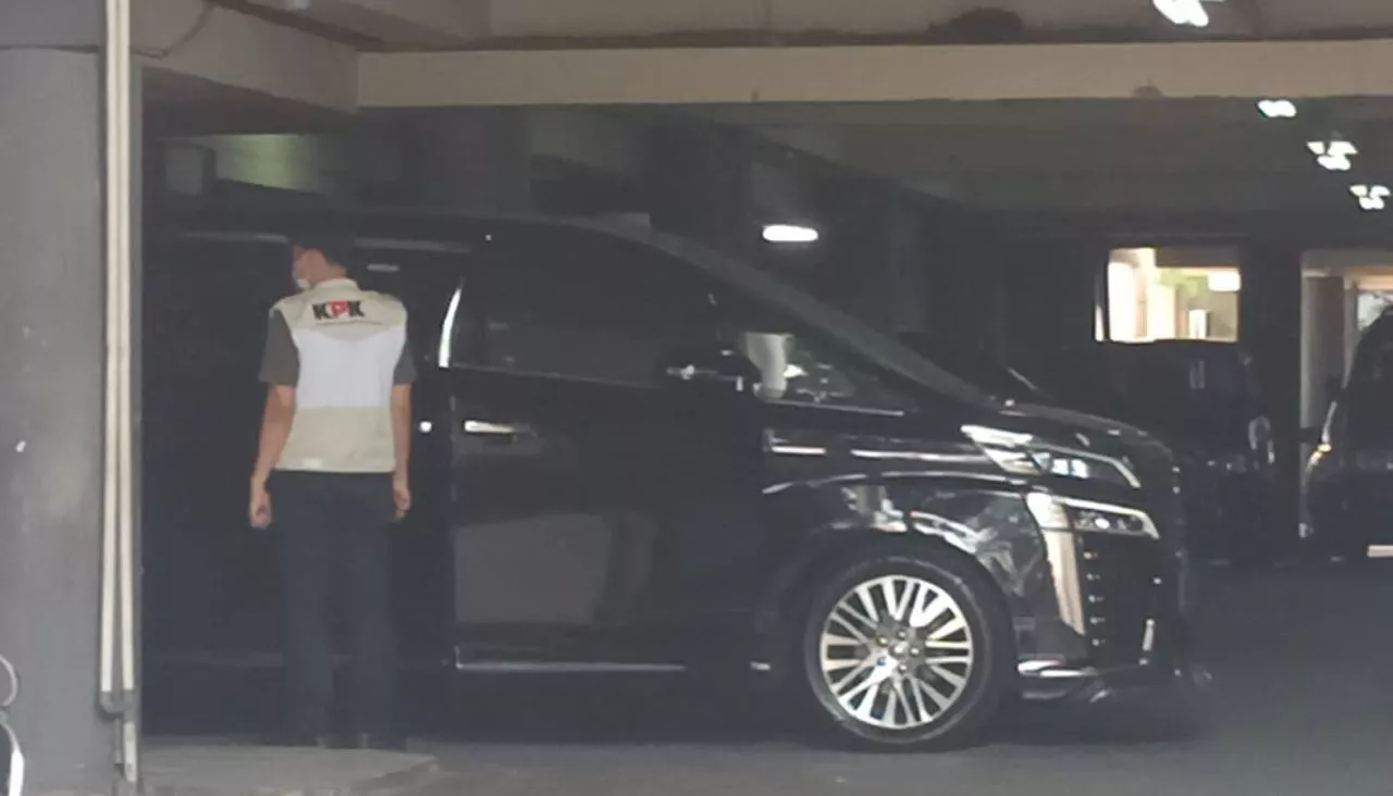Selain Ruang Fraksi, KPK Juga Geledah 2 Mobil yang Terparkir di DPRD Jatim