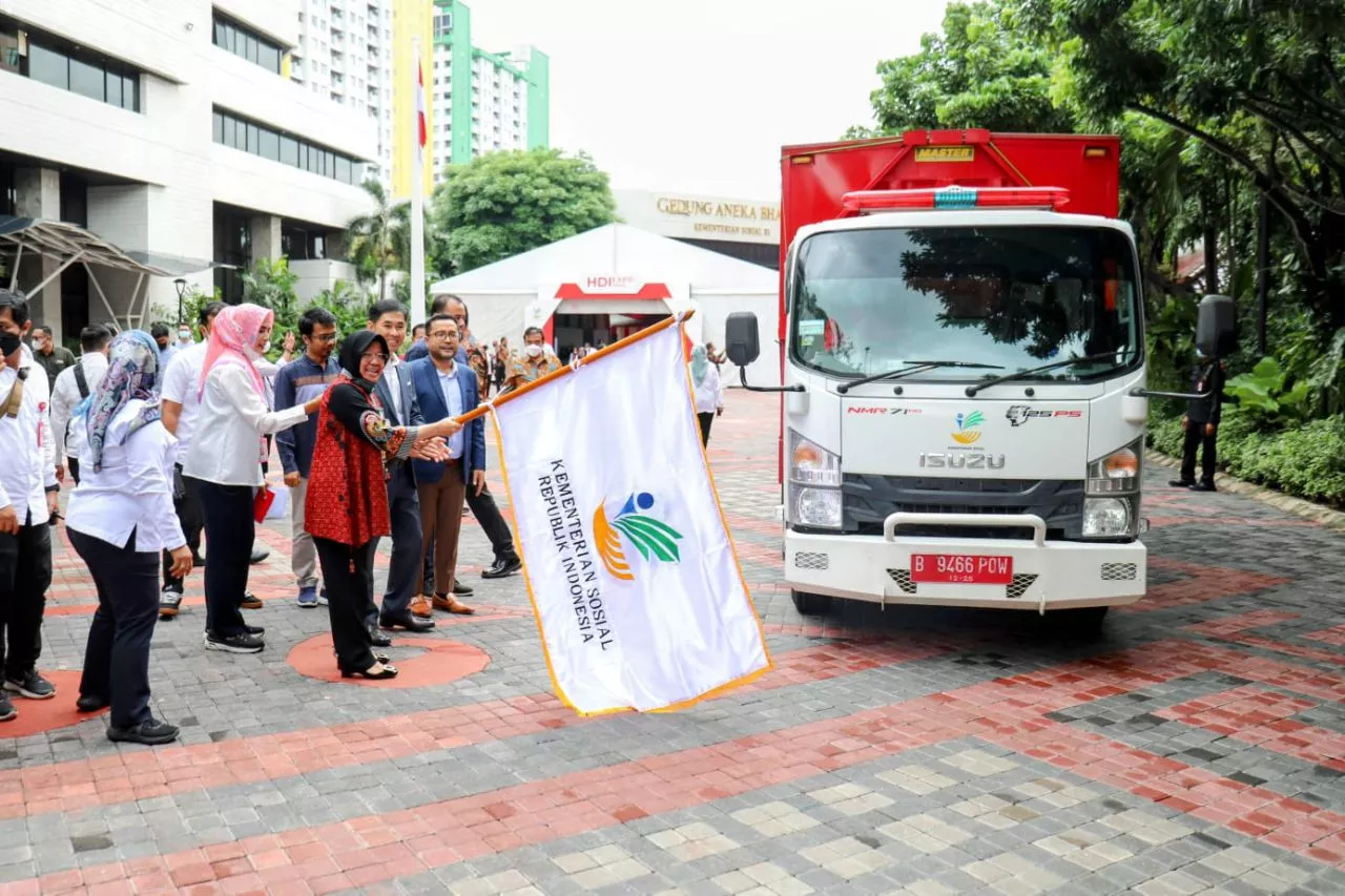 Mensos Risma Lepas Bantuan 50 Ton Beras untuk Korban Gempa Cianjur
