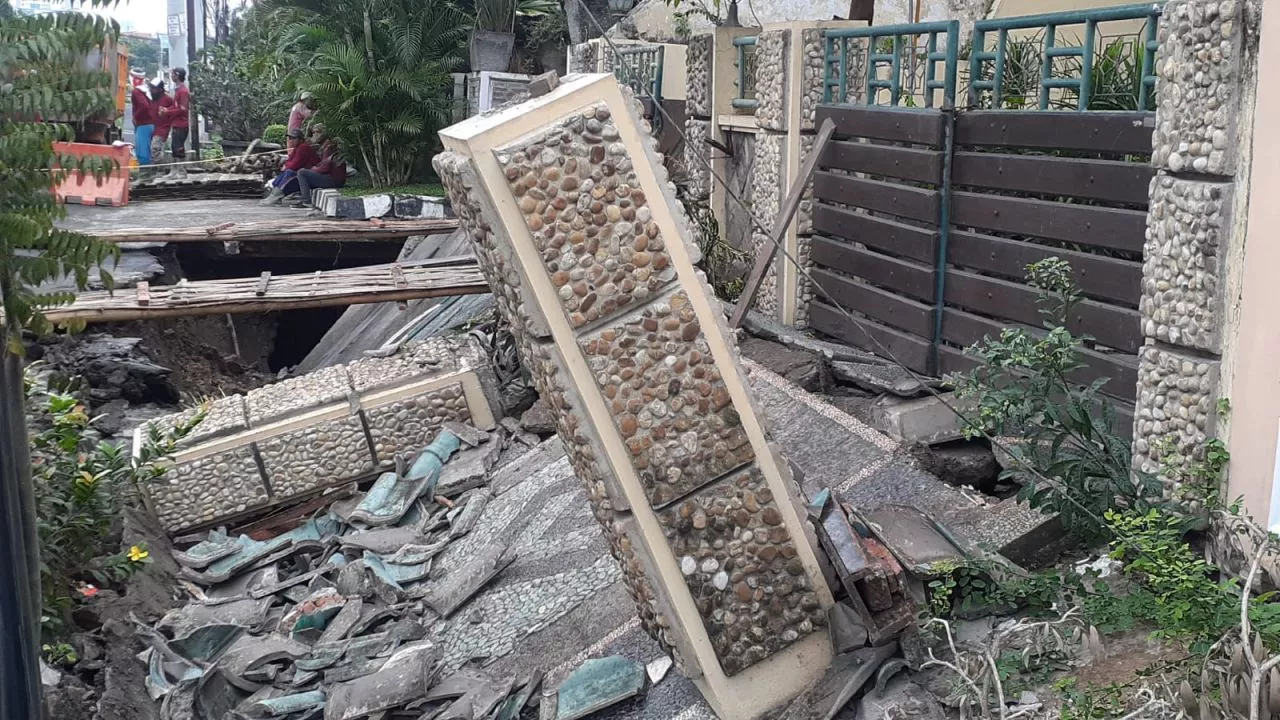 Tanah Ambles di Jalan Pakis Argosari Surabaya, Akses Dua Rumah Terputus