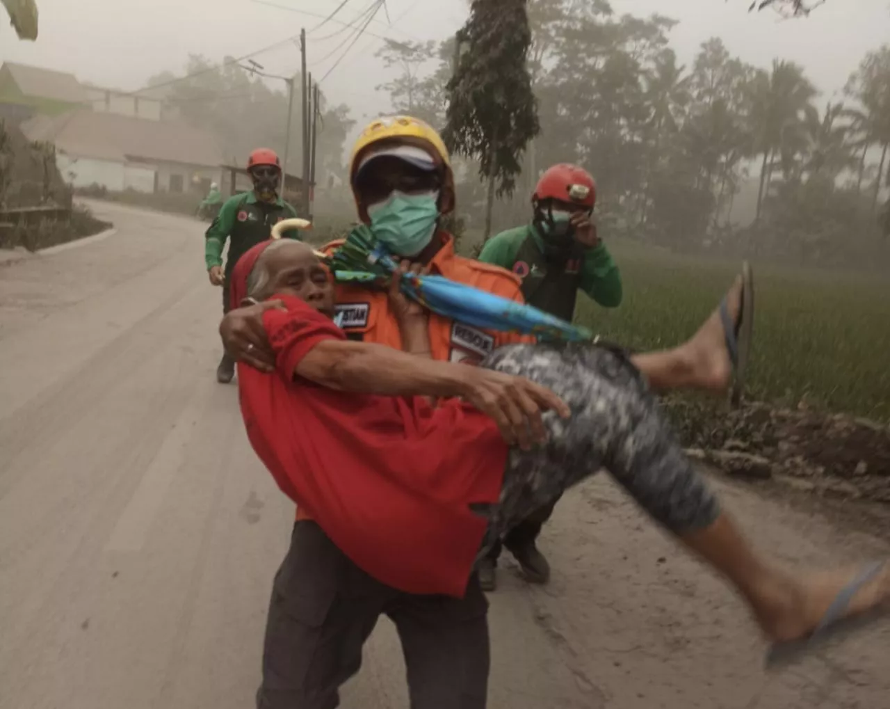 Erupsi Semeru, 1.979 Warga Lumajang Diungsikan di 11 Lokasi Aman