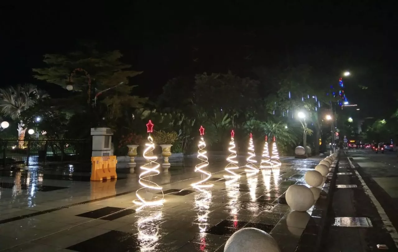Pemkot Surabaya Pasang Ornamen Pohon Natal, Wali Kota Eri: Kita Ini Beragam