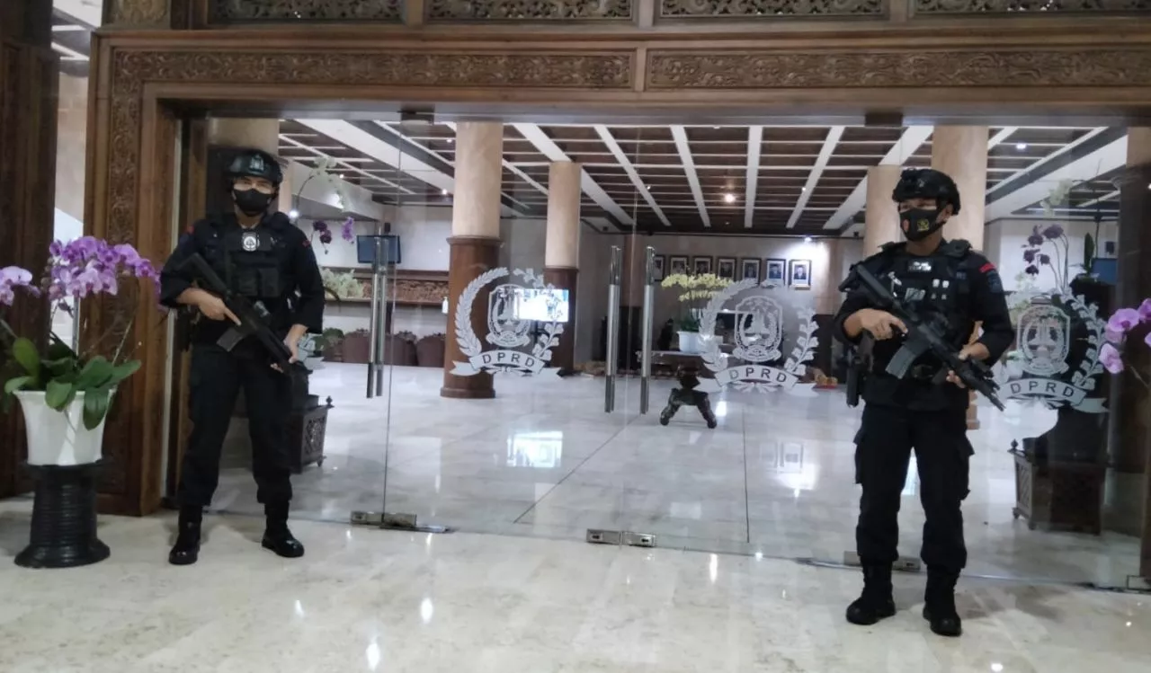 Masih Digeledah, Pintu Masuk Gedung DPRD Jatim Dijaga Petugas Bersenjata