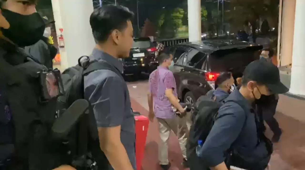 Geledah Kantor DPRD Jatim Lagi, Petugas KPK Bawa Tiga Koper Barang Bukti