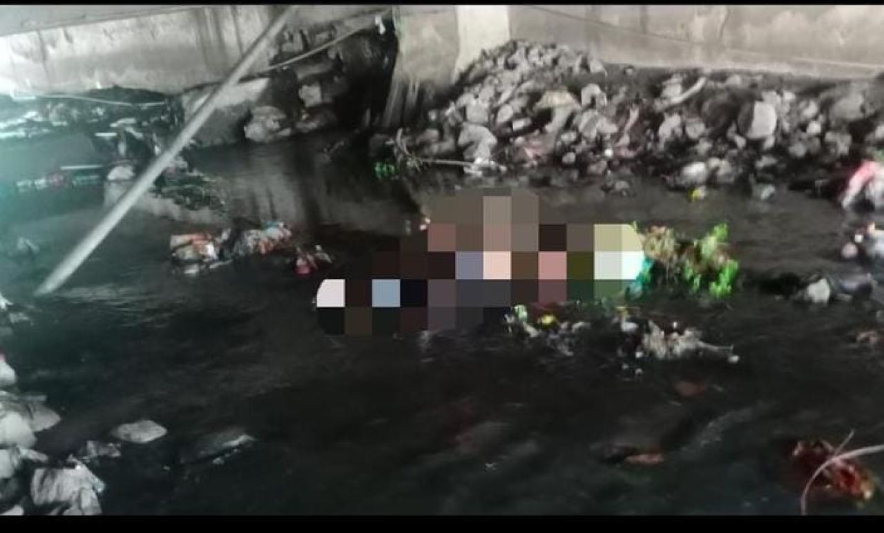 Mayat mengambang di Sungai Jalan Kenjeran Surabaya