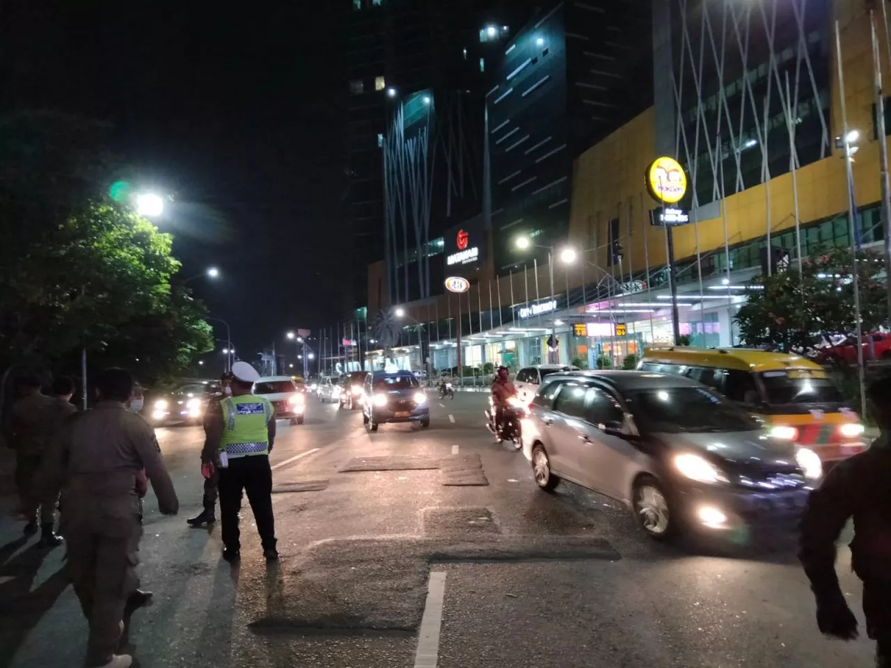 Begini Arus Lalu Lintas pada Malam Tahun Baru di Perbatasan Surabaya
