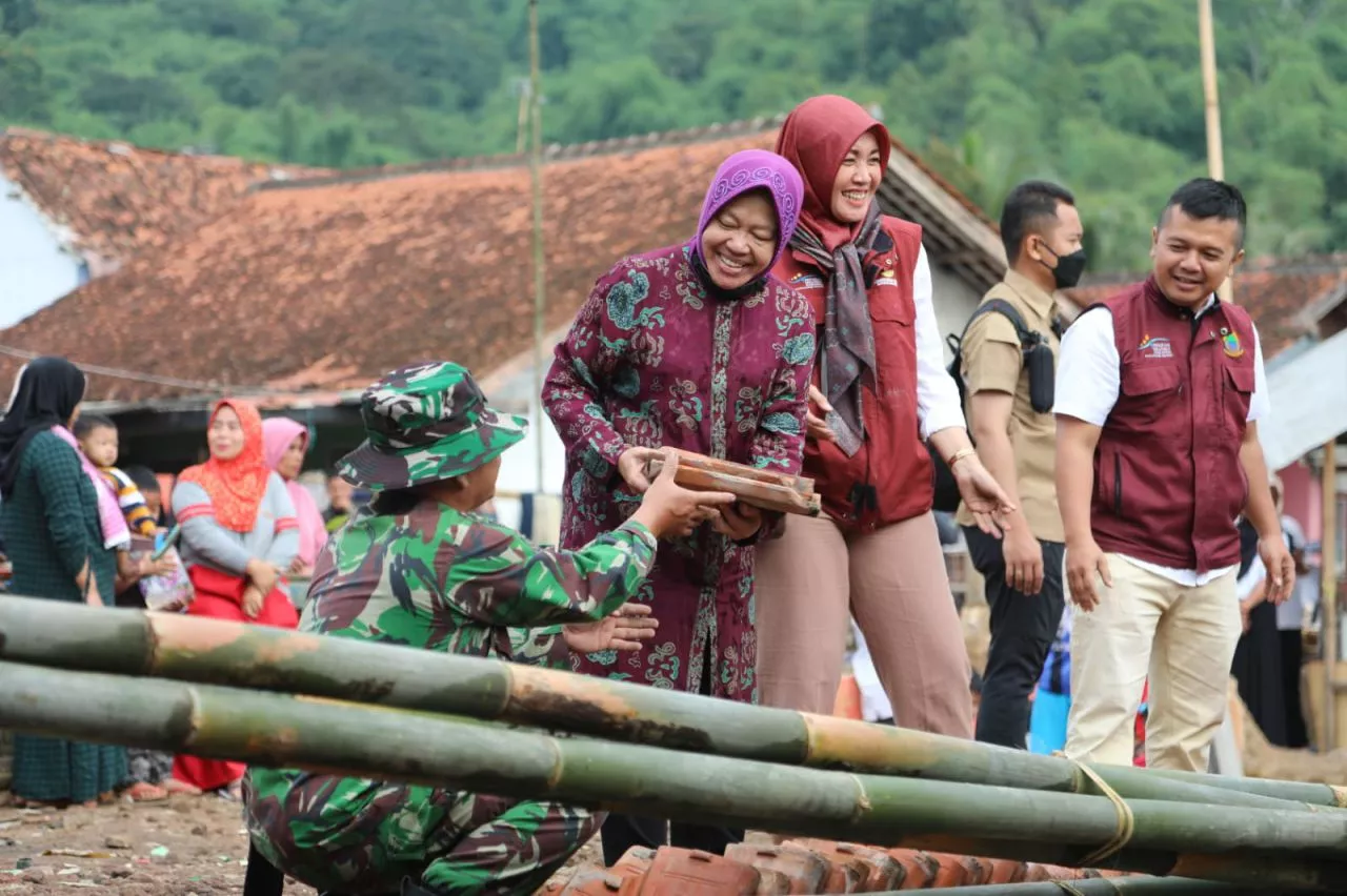 Bersama Wapres Ma'ruf Amin, Mensos Risma Serahkan Santunan Korban Gempa Cianjur