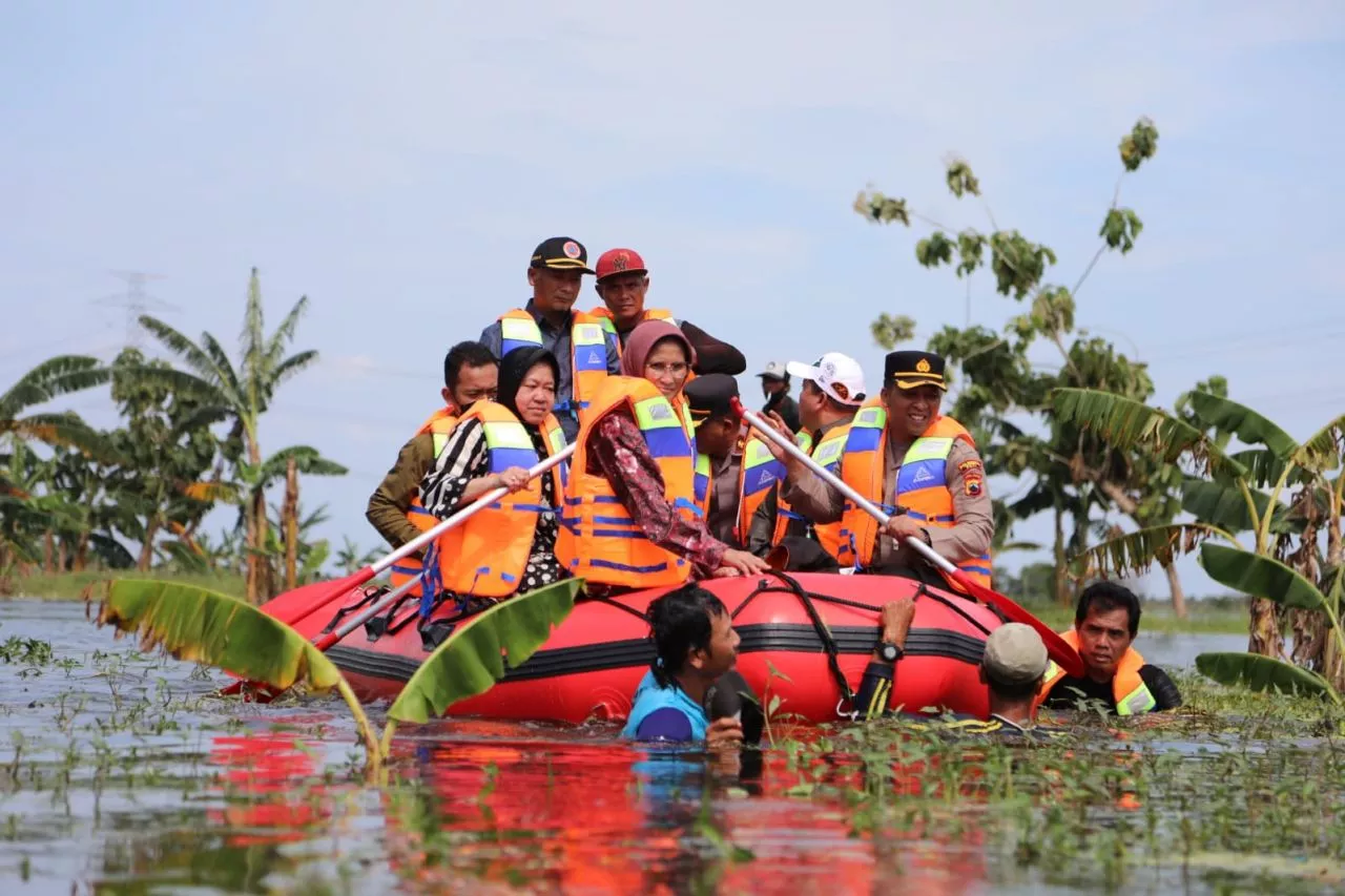 Berjibaku dengan Banjir, Mensos Risma Sisir Kawasan Terisolir di Pati