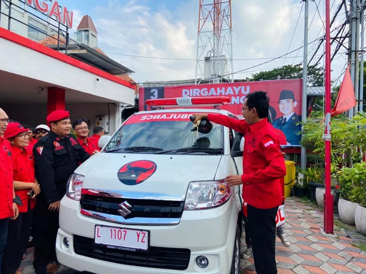 Jelang HUT Emas, PDIP Surabaya Luncurkan Ambulans Baru untuk Melayani Masyarakat