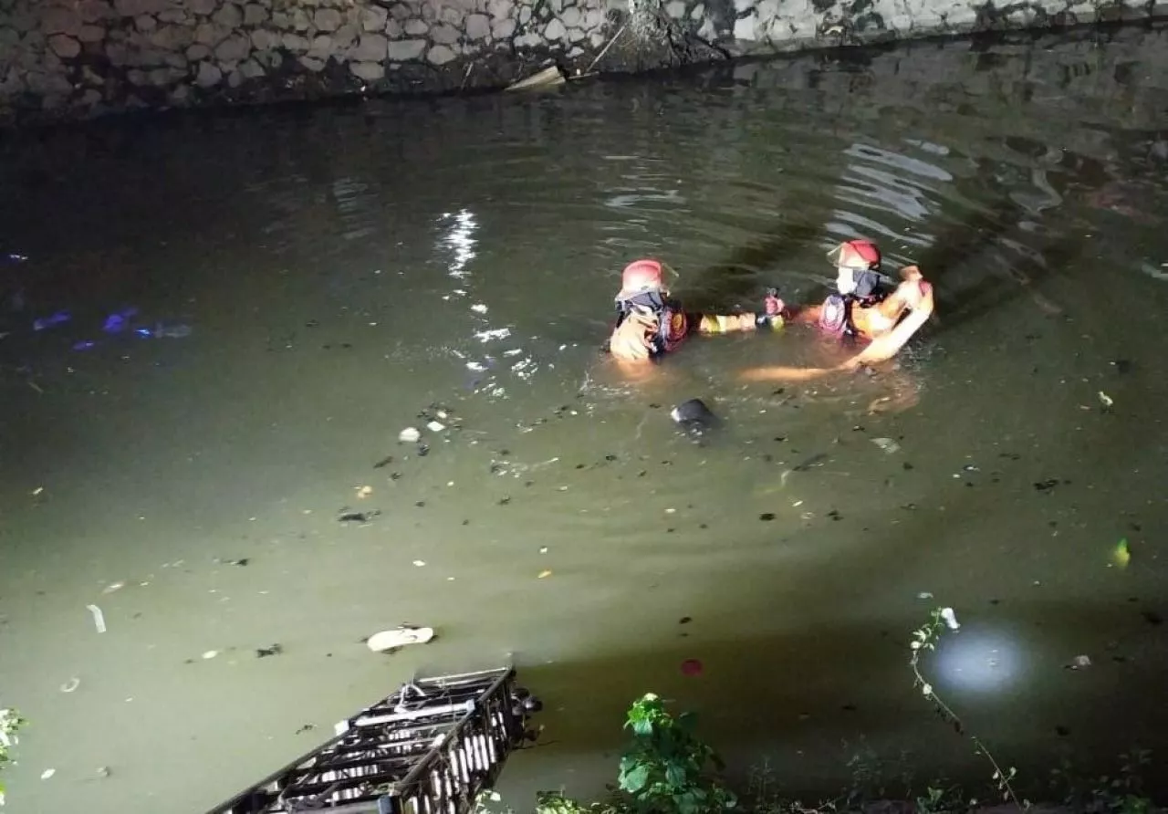 Oleng, Motor Gerobak Bermuatan LPG dan Galon Nyebur Sungai