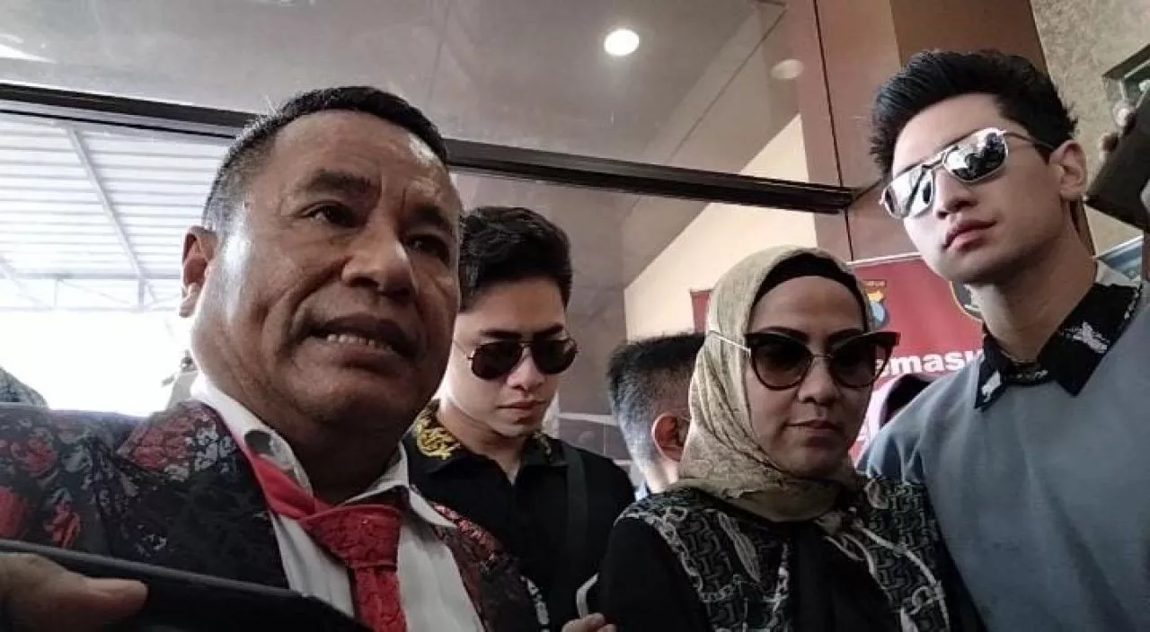 Hotman Paris Dampingi Vena Melinda Datangi Polda Jatim