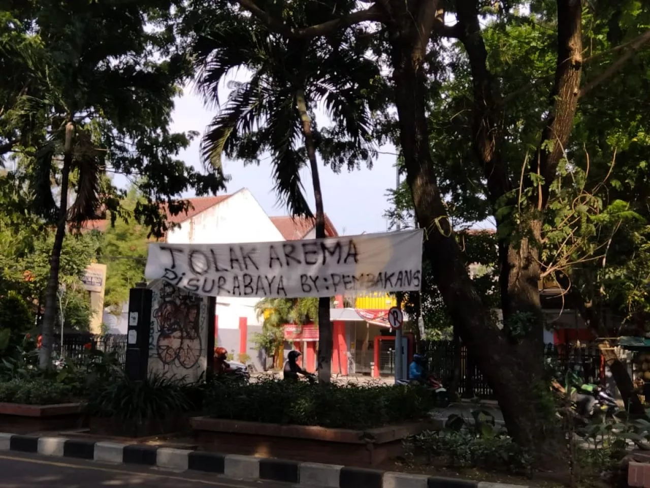 Muncul Spanduk Tolak Arema di Surabaya Jelang Sidang Tragedi Kanjuruhan