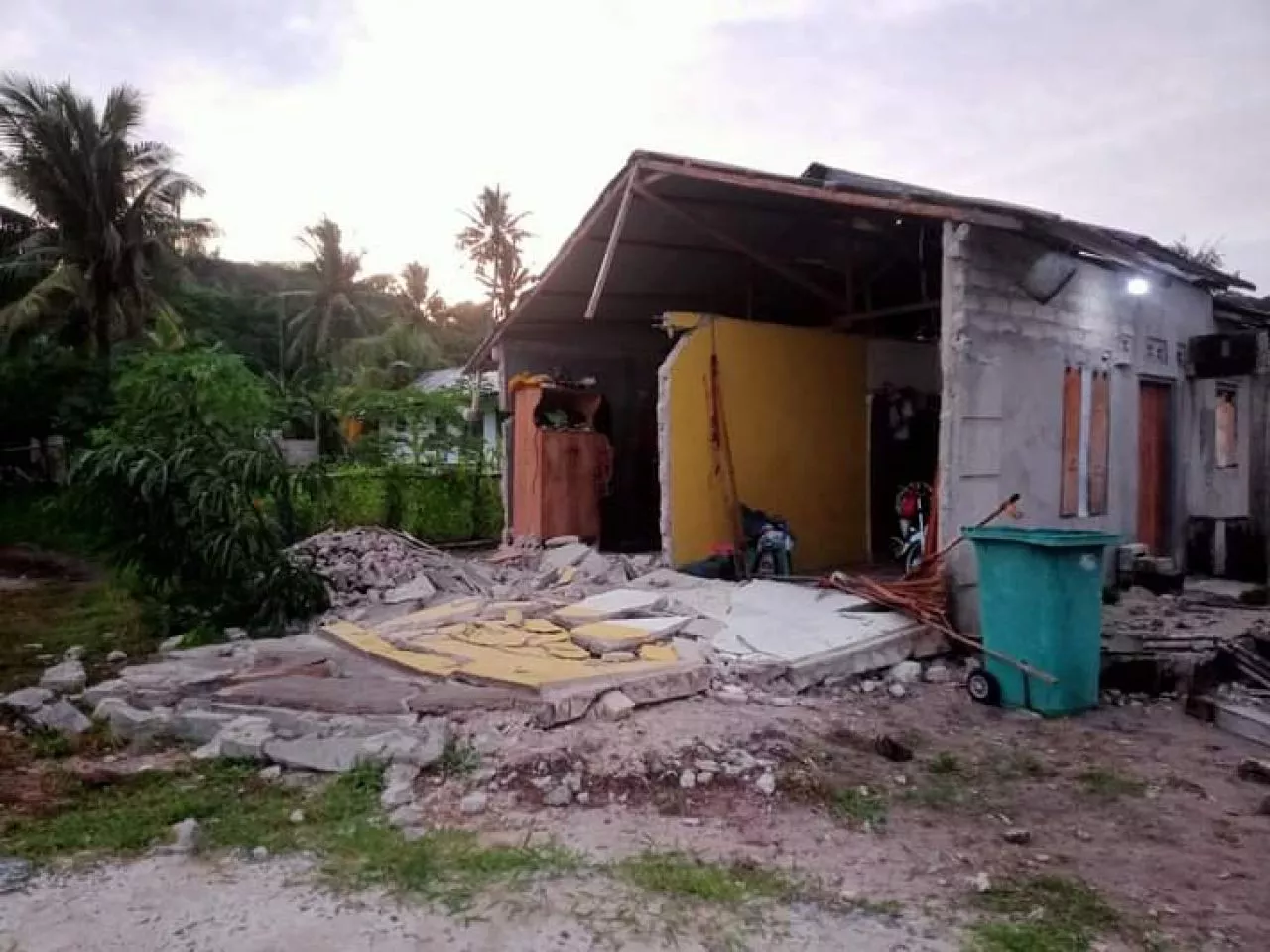 Cerita Tim Kemensos Terjang Cuaca Ekstrem Salurkan Bantuan Korban Gempa Maluku