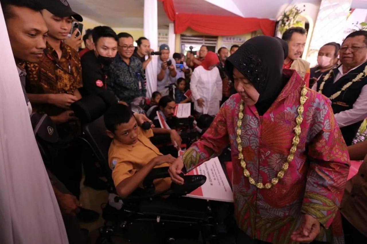 Serahkan Bantuan, Mensos Risma Semangati Disabilitas agar Dapat Berprestasi